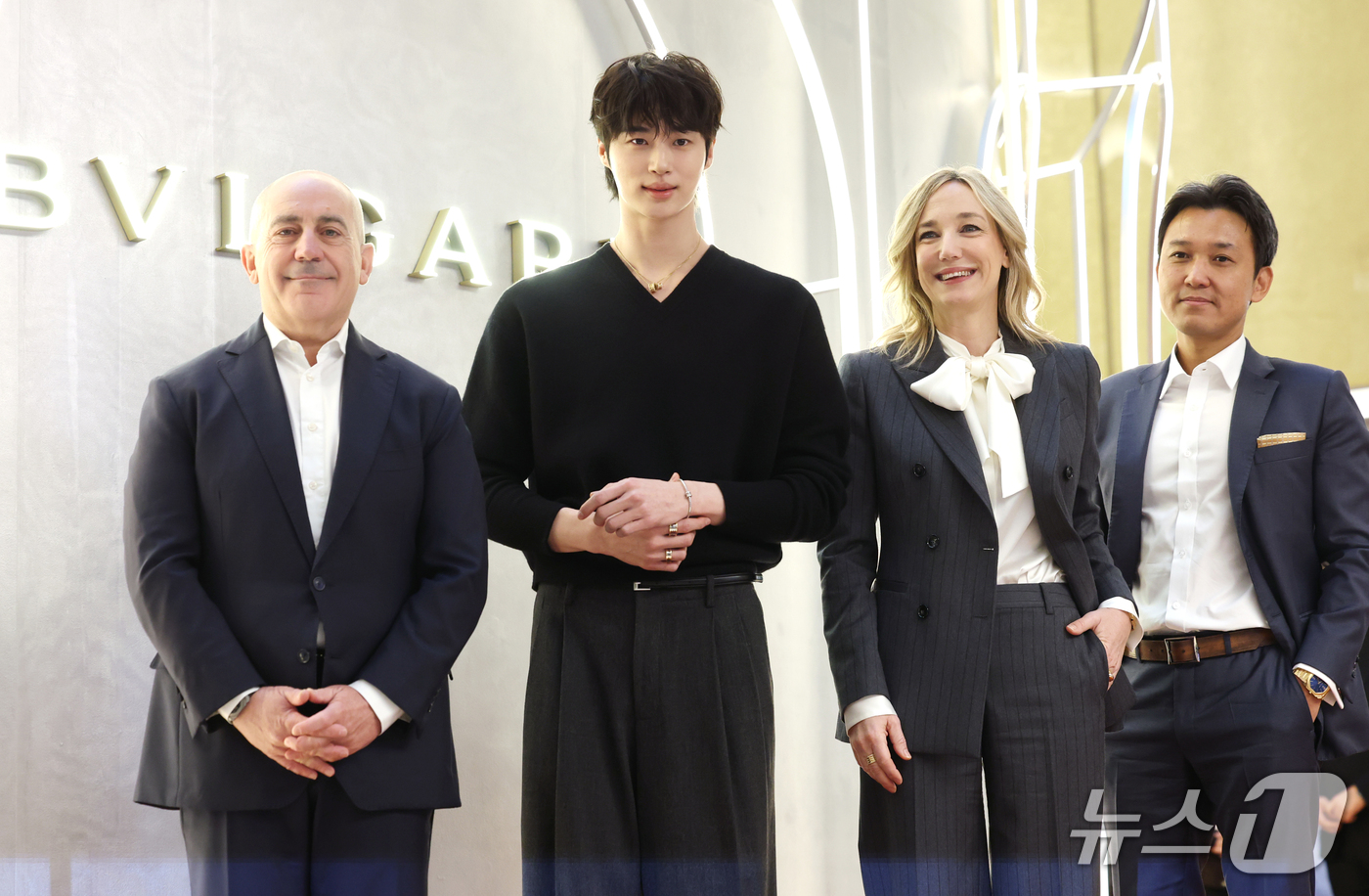 (서울=뉴스1) 권현진 기자 = 빈첸조 불가리 푸지아 세일즈 및 리테일 총괄 부사장(왼쪽부터)과 배우 변우석과 라우라 부르데제 불가리 CEO, 이정학 불가리 코리아 대표가 30일 …