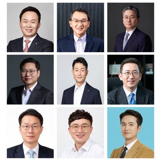 본문 이미지 - SK그룹 2027년 사장단 인사 대상자. 장용호 SK㈜ 대표이사(첫 번째 줄 왼쪽부터), 김선혁 SK㈜ 담당 사장, 정승일 SK이노베이션 대표이사. 강동수 SK이노베이션·SK에너지 대표이사(두 번째 줄 왼쪽부터), 김원기 SK엔무브·SK지오센트릭 대표이사, 윤병석 SK디스커버리 대표이사. 송경열 SK가스 대표이사(세 번째 줄 왼쪽부터), 권영수 SUPEX추구협의회 담당 사장, 추형욱 SK 동남아담당 사장.(SK그룹 제공)/뉴스1
