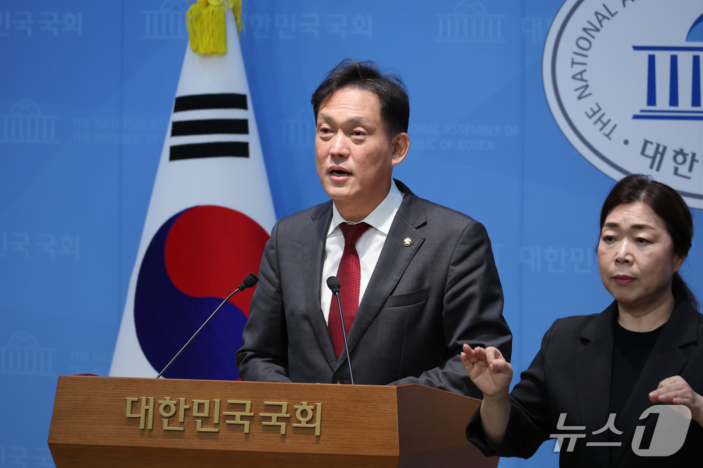 (서울=뉴스1) 신웅수 기자 = 김태규 국민의힘 의원이 30일 서울 여의도 국회 소통관에서 국회운영위원회에서의 발언권 정지 관련 기자회견을 하고 있다. 2026.10.30/뉴스1