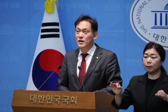운영위 발언권 정지 관련 기자회견하는 김태규
