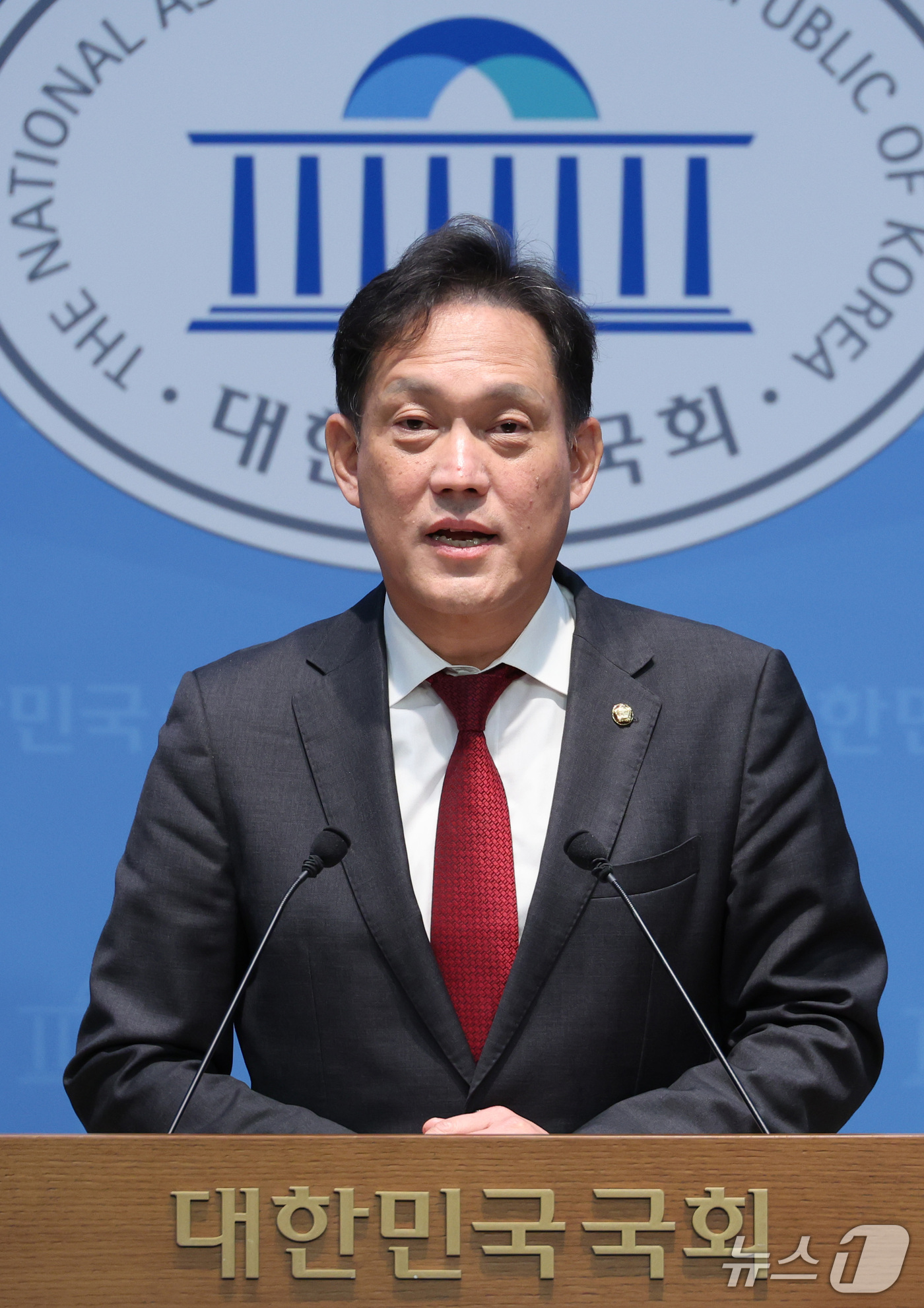 (서울=뉴스1) 신웅수 기자 = 김태규 국민의힘 의원이 30일 서울 여의도 국회 소통관에서 국회운영위원회에서의 발언권 정지 관련 기자회견을 하고 있다. 2026.10.30/뉴스1