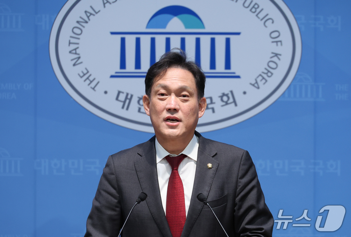 (서울=뉴스1) 신웅수 기자 = 김태규 국민의힘 의원이 30일 서울 여의도 국회 소통관에서 국회운영위원회에서의 발언권 정지 관련 기자회견을 하고 있다. 2026.10.30/뉴스1