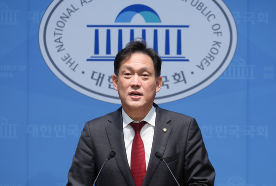 기자회견하는 김태규 국민의힘 의원