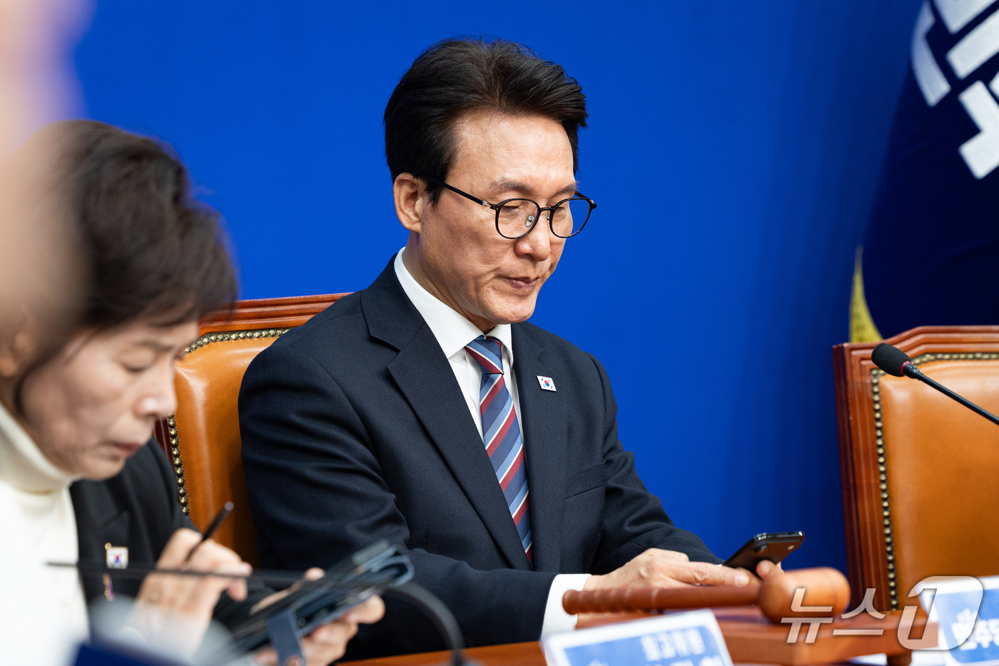 (서울=뉴스1) 유승관 기자 = 김민석 더불어민주당 대표가 30일 서울 여의도 국회에서 열린 최고위원회의에서 휴대전화를 바라보고 있다. 2026.10.30/뉴스1