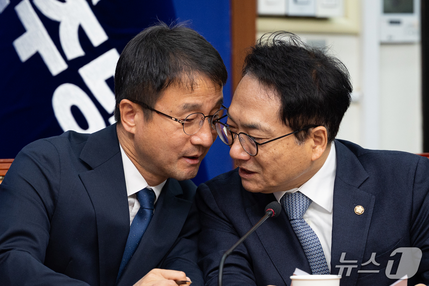 (서울=뉴스1) 유승관 기자 = 한병도 더불어민주당 원내대표와 박선원 최고위원이 30일 서울 여의도 국회에서 열린 최고위원회의에서 대화하고 있다. 2026.10.30/뉴스1