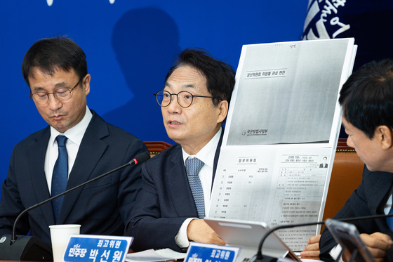 방첩사 정보위원 관심현안 문건 공개하는 박선원 최고위원