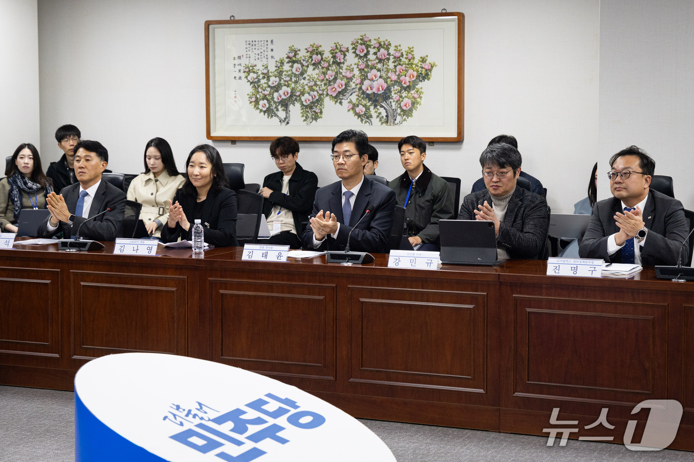 (서울=뉴스1) 유승관 기자 = 가상자산사업자들이 30일 서울 여의도 국회 의원회관에서 열린 더불어민주당 정책위·재경위원 가상자산사업자 간담회에서 손뼉을 치고 있다. 왼쪽부터 오경 …