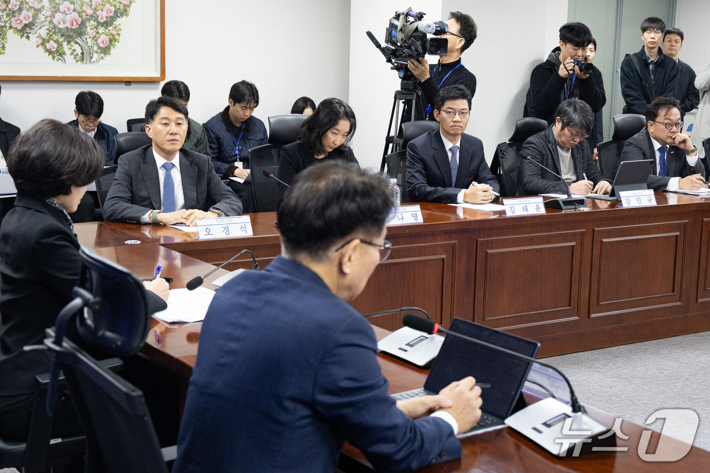 (서울=뉴스1) 유승관 기자 = 가상자산사업자들이 30일 서울 여의도 국회 의원회관에서 열린 더불어민주당 정책위·재경위원 가상자산사업자 간담회에서 권칠승 정책위의장의 인사말을 듣고 …