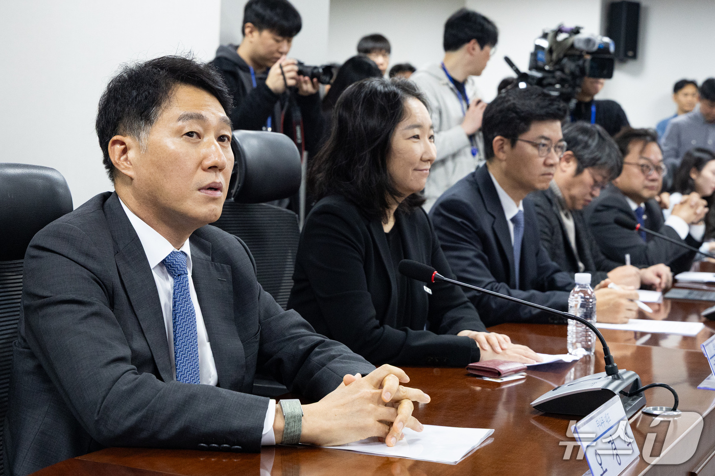 (서울=뉴스1) 유승관 기자 = 가상자산사업자들이 30일 서울 여의도 국회 의원회관에서 열린 더불어민주당 정책위·재경위원 가상자산사업자 간담회에서 권칠승 정책위의장의 인사말을 듣고 …