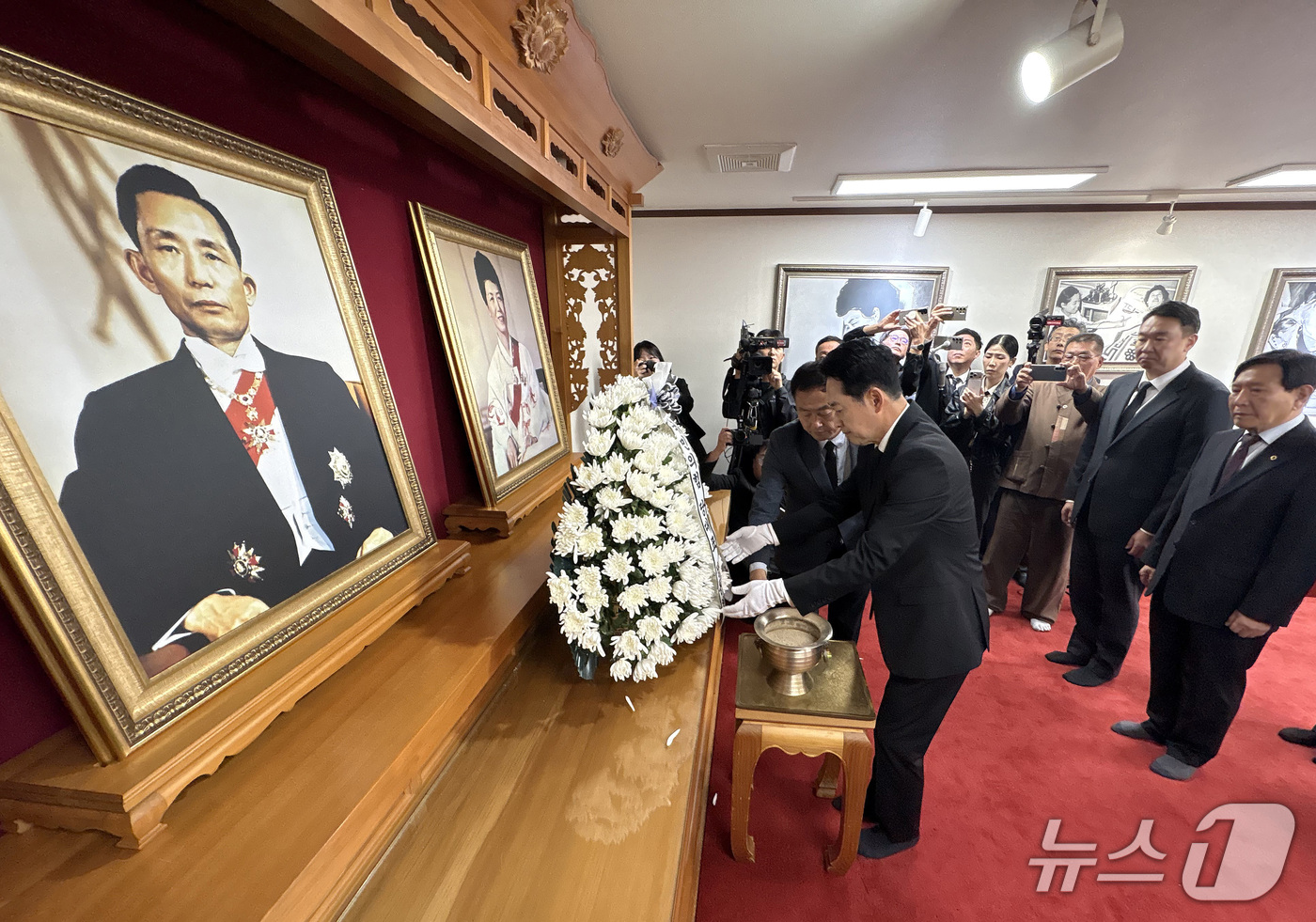 (대구=뉴스1) 공정식 기자 = 장동혁 국민의힘 대표가 30일 오전 경북 구미시 박정희 전 대통령 생가를 찾아 추모관에서 참배하고 있다. 2026.10.30/뉴스1