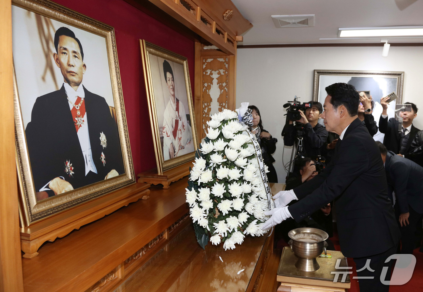 (대구=뉴스1) 공정식 기자 = 장동혁 국민의힘 대표가 30일 오전 경북 구미시 박정희 전 대통령 생가를 찾아 추모관에서 참배하고 있다. 2026.10.30/뉴스1