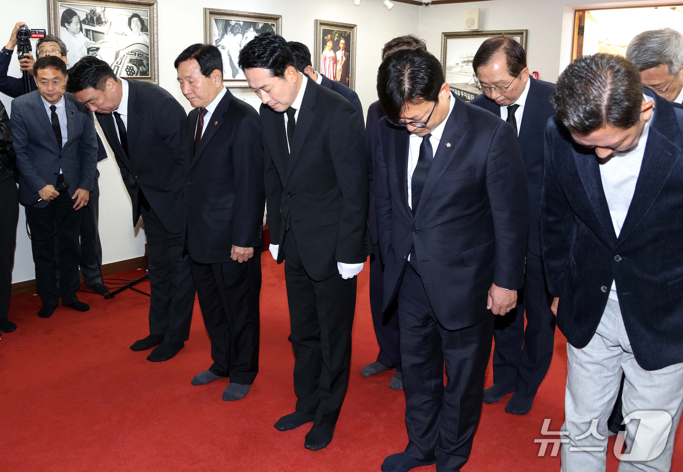 (대구=뉴스1) 공정식 기자 = 장동혁 국민의힘 대표가 30일 오전 경북 구미시 박정희 전 대통령 생가를 찾아 추모관에서 참배하고 있다. 2026.10.30/뉴스1