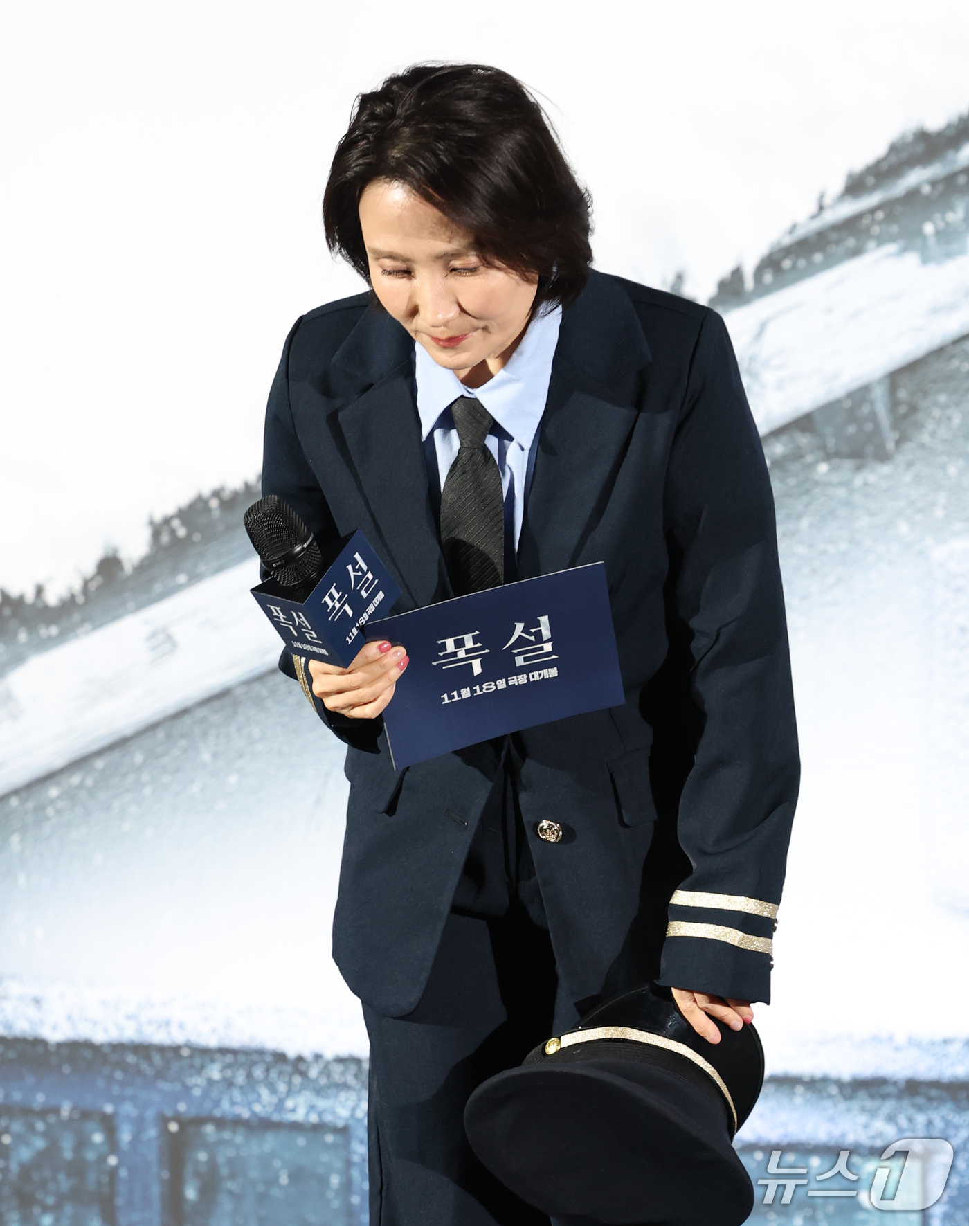 (서울=뉴스1) 권현진 기자 = 방송인 박경림이 30일 서울 용산구 CGV 용산아이파크몰에서 열린 영화 '폭설'(감독 홍의정) 제작보고회에 앞서 고 최불암 선생님을 애도하고 있다. …