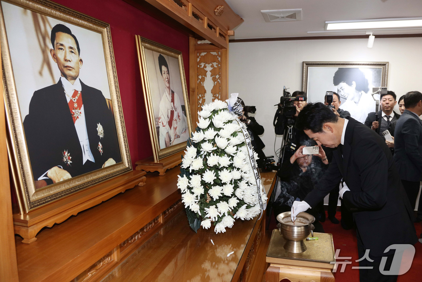 (대구=뉴스1) 공정식 기자 = 장동혁 국민의힘 대표가 30일 오전 경북 구미시 박정희 전 대통령 생가를 찾아 추모관에서 참배하고 있다. 2026.10.30/뉴스1
