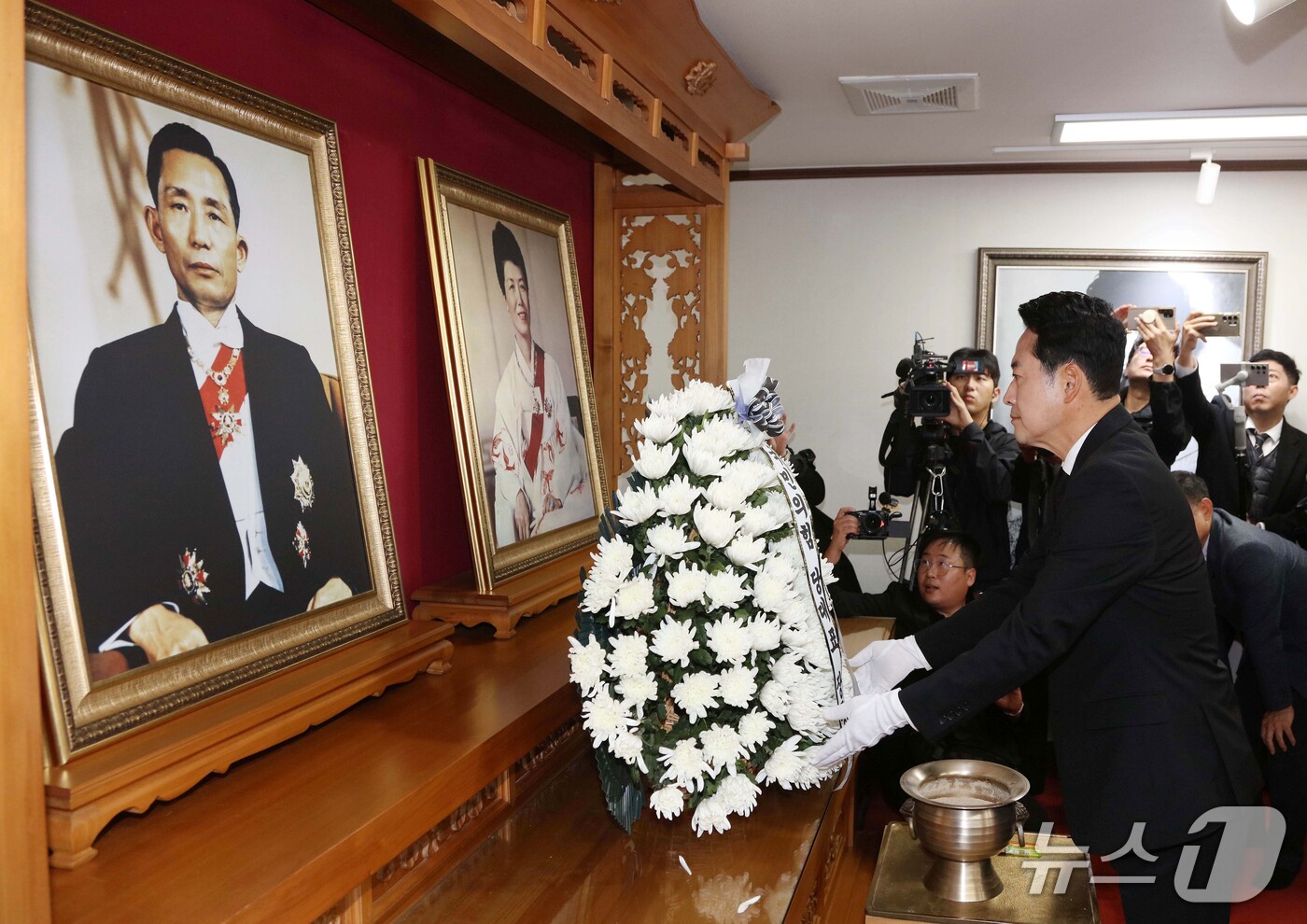 (대구=뉴스1) 공정식 기자 = 장동혁 국민의힘 대표가 30일 오전 경북 구미시 박정희 전 대통령 생가를 찾아 추모관에서 참배하고 있다. 2026.10.30/뉴스1