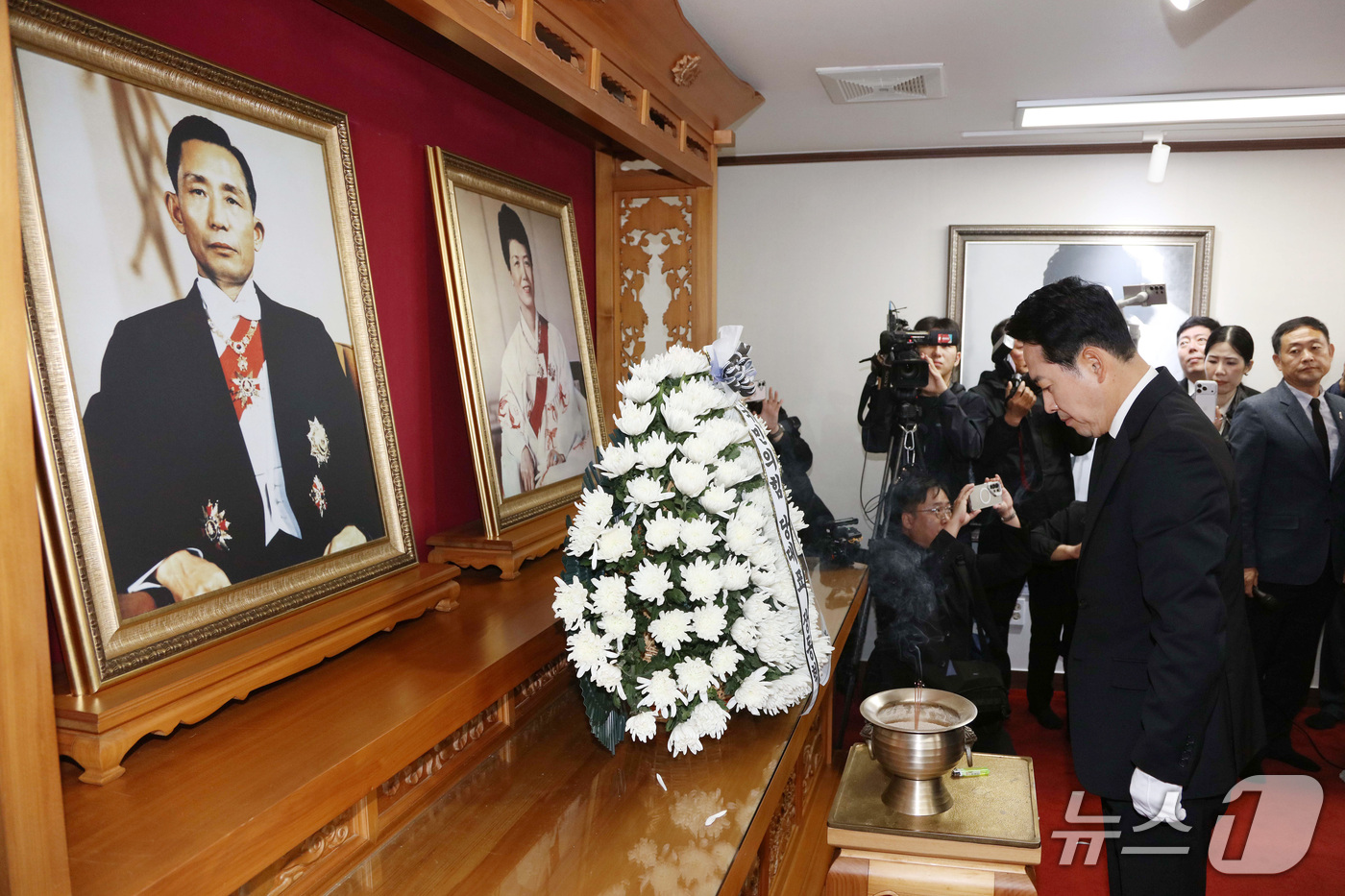 (대구=뉴스1) 공정식 기자 = 장동혁 국민의힘 대표가 30일 오전 경북 구미시 박정희 전 대통령 생가를 찾아 추모관에서 참배하고 있다. 2026.10.30/뉴스1
