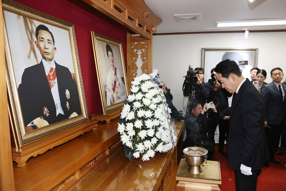 박정희 전 대통령 참배하는 장동혁 대표