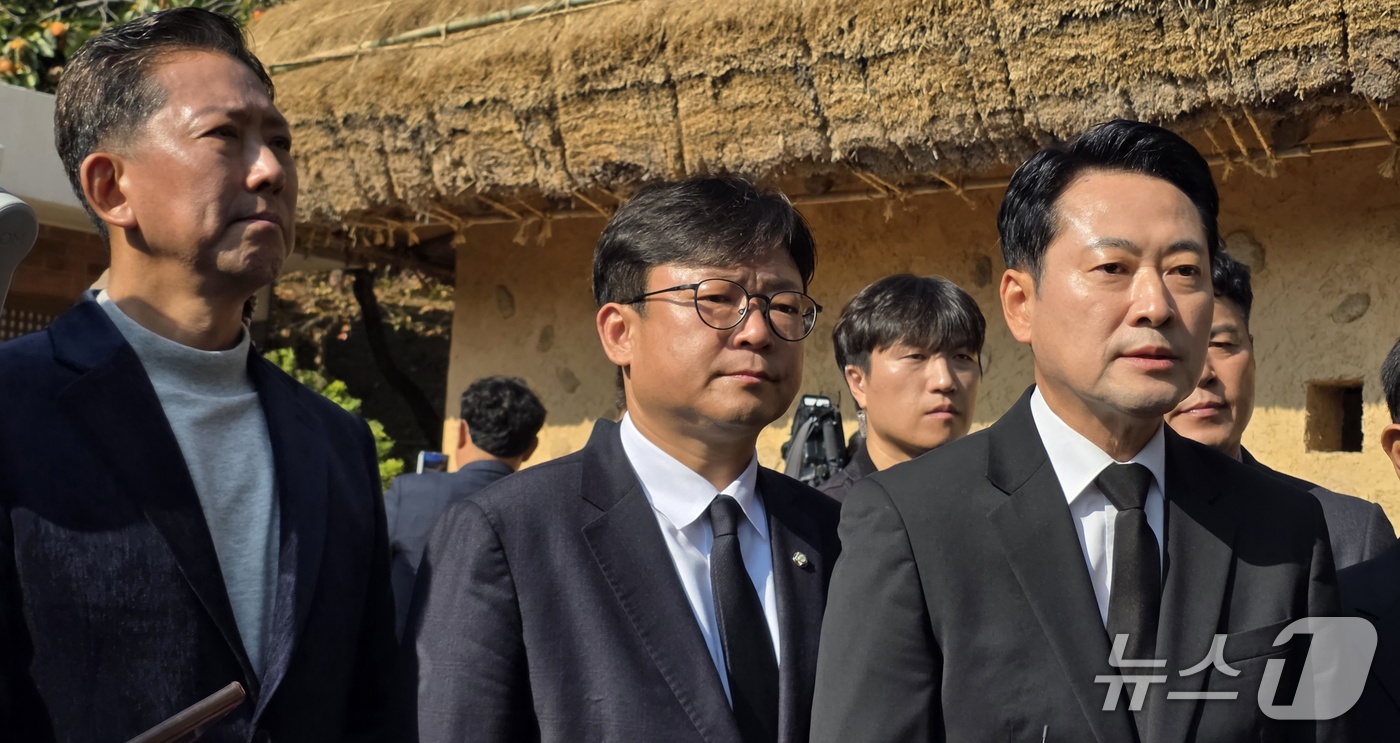 (구미=뉴스1) 정우용 기자 = 장동혁 국민의힘 대표가 30일 오전 경북 구미시 박정희 전 대통령 생가를 찾아 추모관에서 참배 뒤 취재진의 질문에 답하고 있다. 2026.10.30 …