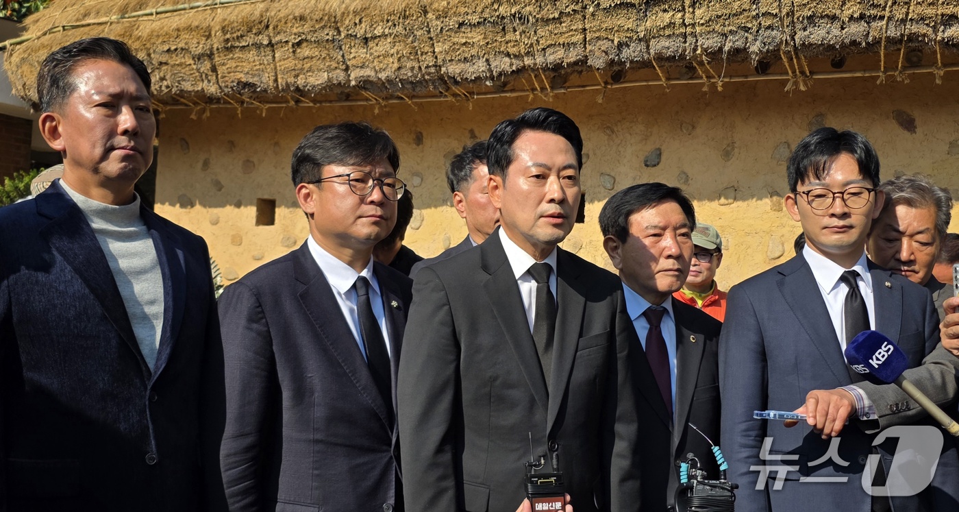 (구미=뉴스1) 정우용 기자 = 장동혁 국민의힘 대표가 30일 오전 경북 구미시 박정희 전 대통령 생가를 찾아 추모관에서 참배 뒤 취재진의 질문에 답하고 있다. 2026.10.30 …