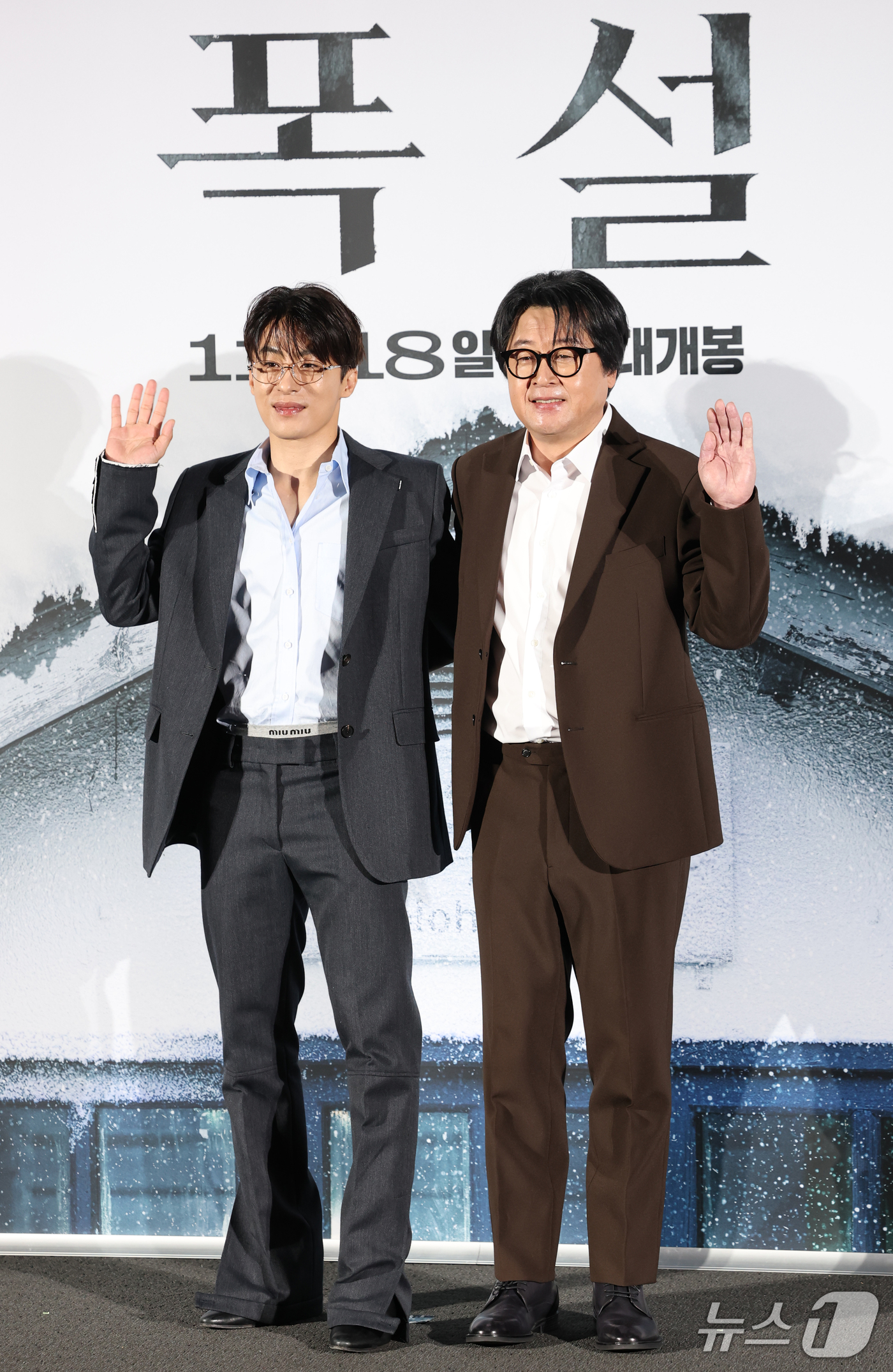 (서울=뉴스1) 권현진 기자 = 배우 구교환과 김윤석(오른쪽)이 30일 서울 용산구 CGV 용산아이파크몰에서 열린 영화 '폭설'(감독 홍의정) 제작보고회에서 포즈를 취하고 있다.‘ …