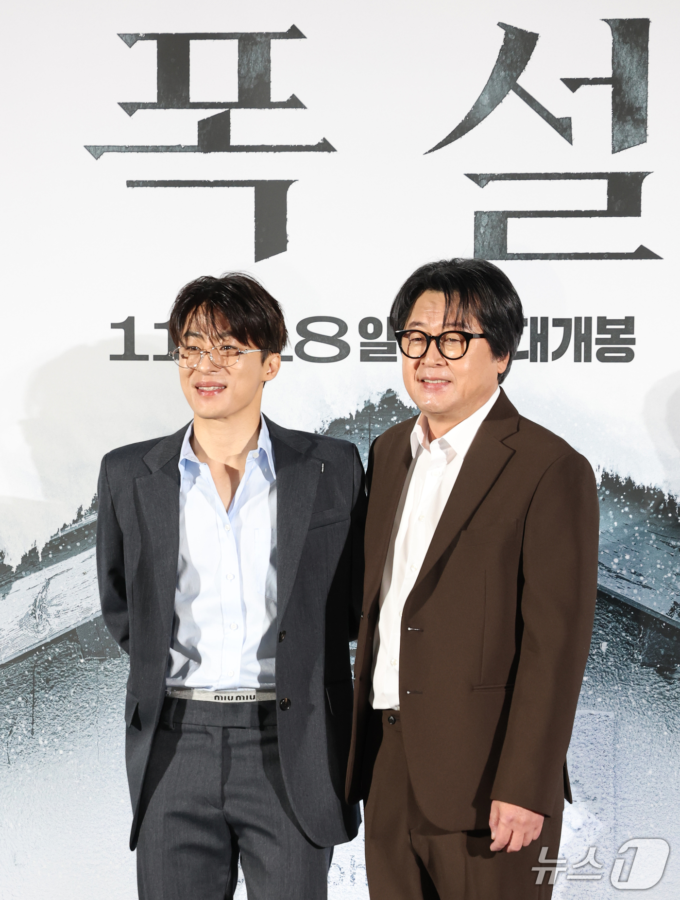 (서울=뉴스1) 권현진 기자 = 배우 구교환과 김윤석(오른쪽)이 30일 서울 용산구 CGV 용산아이파크몰에서 열린 영화 '폭설(감독 홍의정)' 제작보고회에서 포즈를 취하고 있다.‘ …