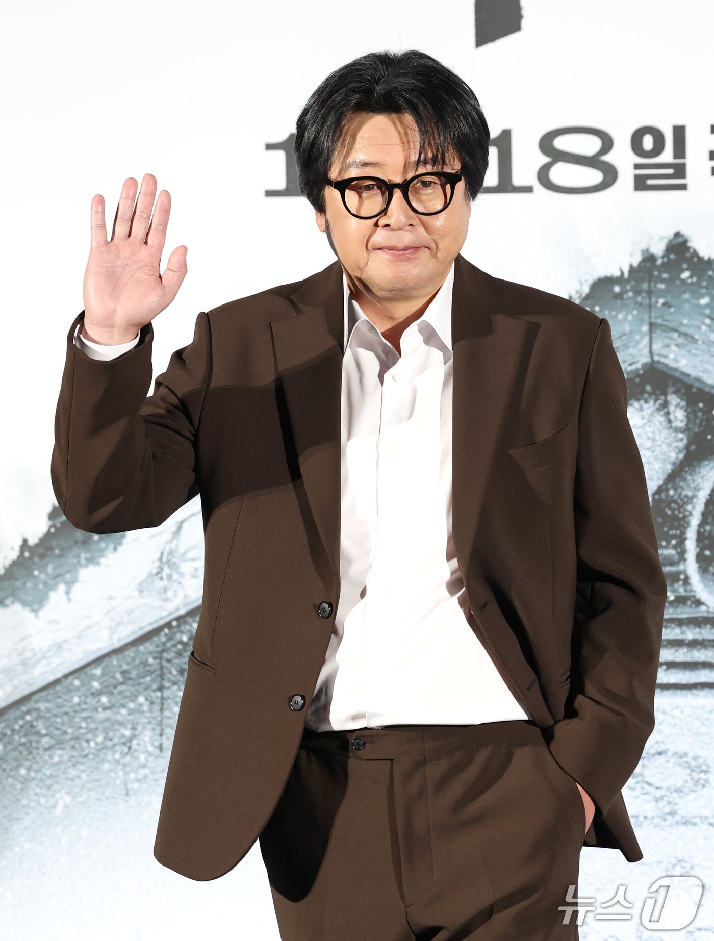 본문 이미지 - 배우 김윤석이 30일 서울 용산구 CGV 용산아이파크몰에서 열린 영화 '폭설'(감독 홍의정) 제작보고회에서 포즈를 취하고 있다. ‘폭설’은 폭설로 고립된 시골 기차역에서 퇴직을 앞둔 역장 갑수(김윤석 붐)와 새로 온 후임 현택(구교환 분) 앞에 의문의 시신이 발견되며 벌어지는 미스터리 드라마다. 2026.10.30 ⓒ 뉴스1 권현진 기자