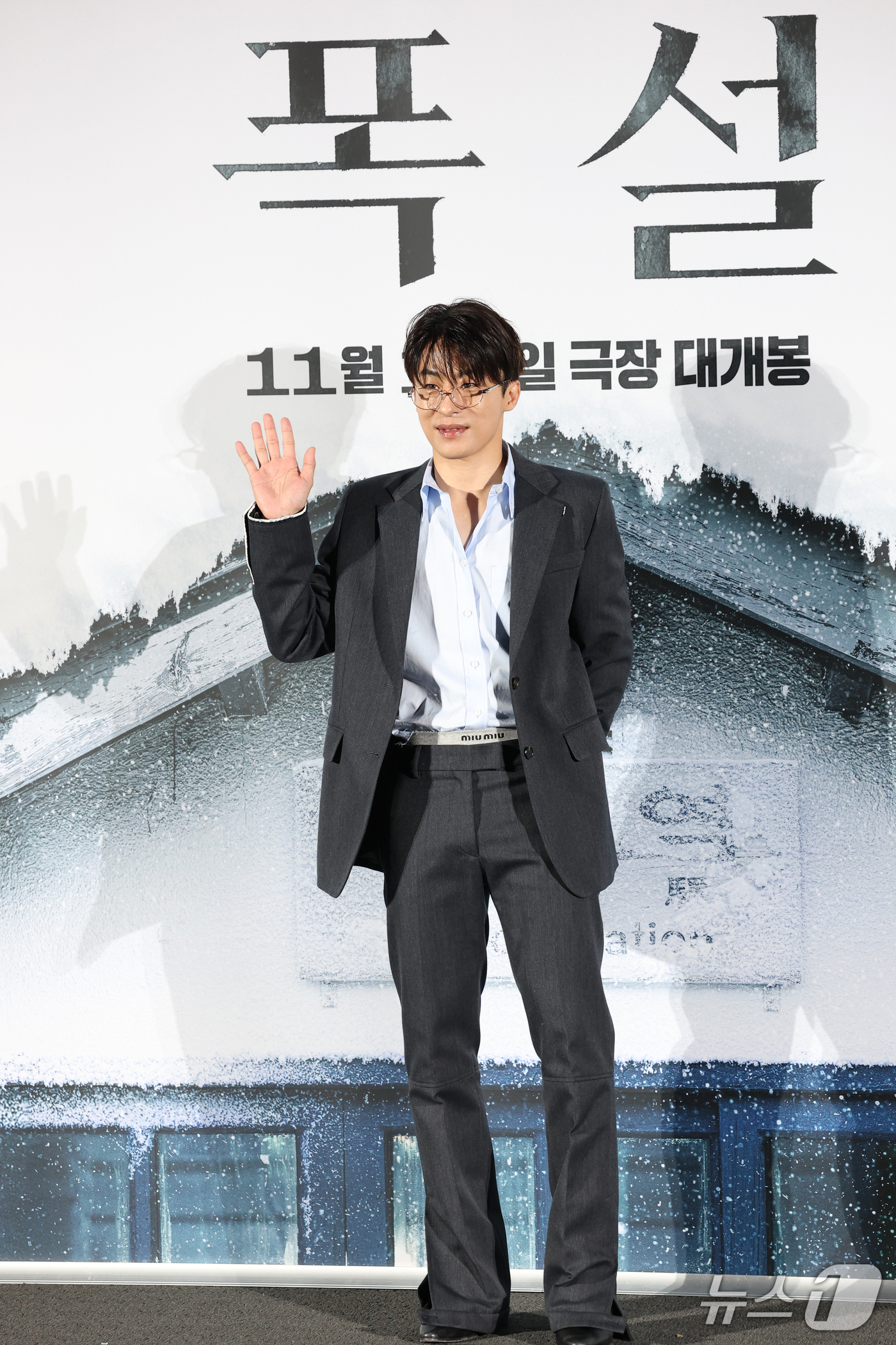 (서울=뉴스1) 권현진 기자 = 배우 구교환이 30일 서울 용산구 CGV 용산아이파크몰에서 열린 영화 '폭설'(감독 홍의정) 제작보고회에서 포즈를 취하고 있다.‘폭설’은 폭설로 고 …