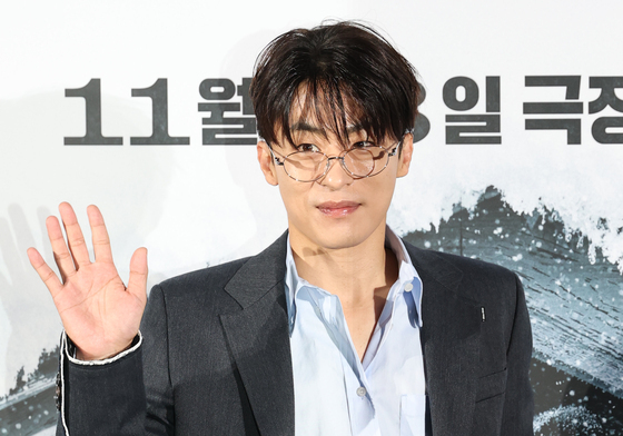 구교환, 시골 기차역 후임 역장 현택
