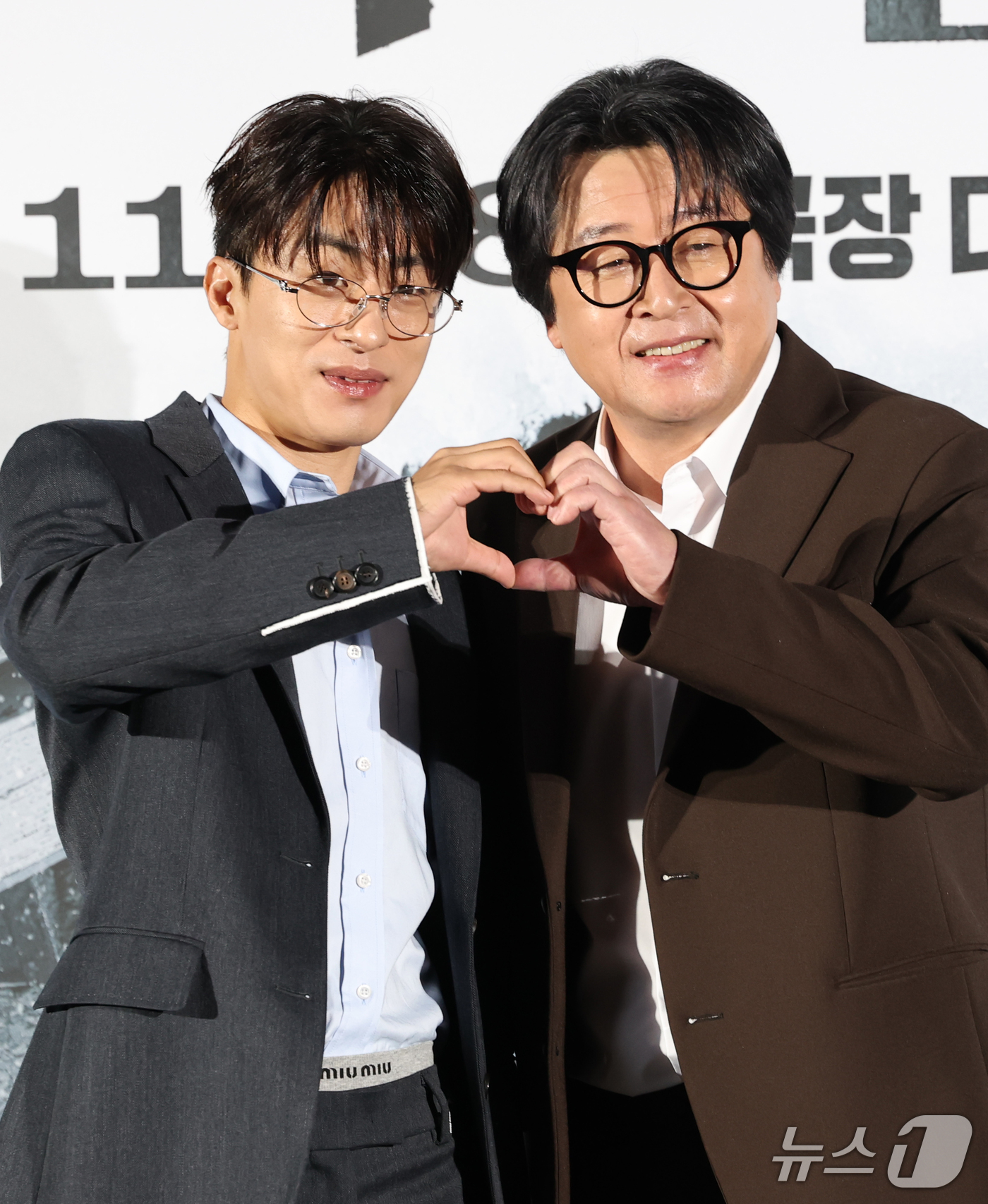 (서울=뉴스1) 권현진 기자 = 배우 구교환과 김윤석(오른쪽)이 30일 서울 용산구 CGV 용산아이파크몰에서 열린 영화 '폭설'(감독 홍의정) 제작보고회에서 포즈를 취하고 있다.‘ …