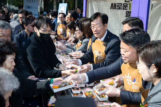 '한우큐브스테이크 맛보세요'