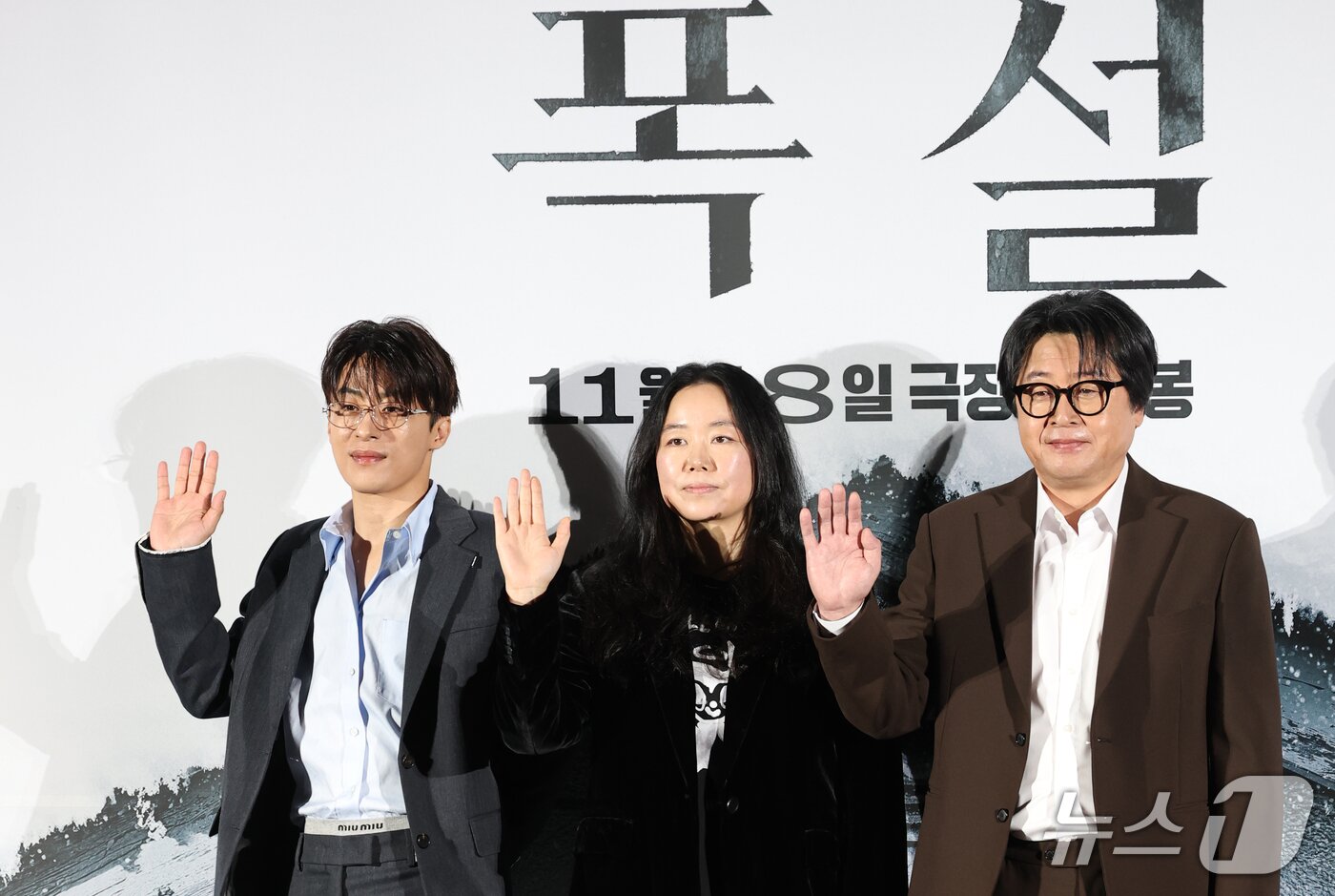본문 이미지 - 배우 구교환(왼쪽부터)와 홍의정 감독, 김윤석이 30일 서울 용산구 CGV 용산아이파크몰에서 열린 영화 '폭설' 제작보고회에서 포즈를 취하고 있다. ‘폭설’은 폭설로 고립된 시골 기차역에서 퇴직을 앞둔 역장 갑수(김윤석 붐)와 새로 온 후임 현택(구교환 분) 앞에 의문의 시신이 발견되며 벌어지는 미스터리 드라마다. 2026.10.30 ⓒ 뉴스1 권현진 기자