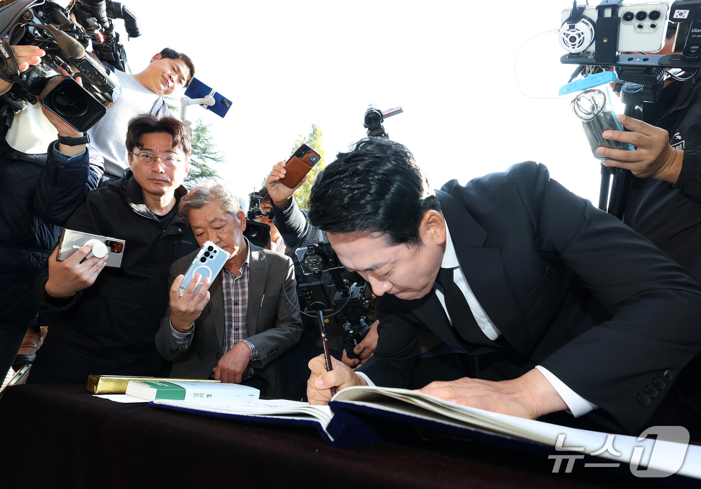 (구미=뉴스1) 공정식 기자 = 장동혁 국민의힘 대표가 30일 오전 경북 구미시 박정희 전 대통령 생가를 찾아 추모관에서 참배를 마친 뒤 방명록을 작성하고 있다. 2026.10.3 …