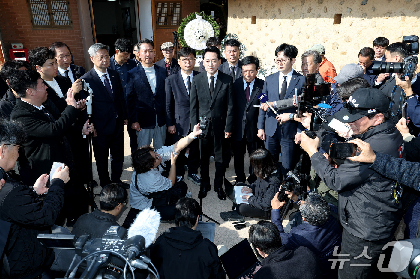 (구미=뉴스1) 공정식 기자 = 장동혁 국민의힘 대표가 30일 오전 경북 구미시 박정희 전 대통령 생가를 찾아 추모관에서 참배를 마친 뒤 취재진 질문에 답하고 있다. 2026.10 …