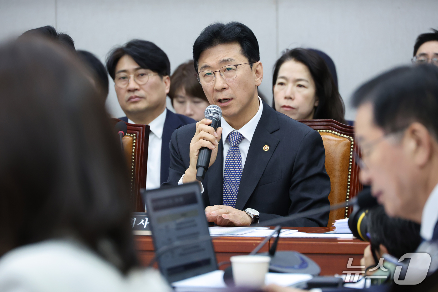 (서울=뉴스1) 신웅수 기자 = 고용진 국회 사무총장이 30일 서울 여의도 국회에서 열린 국회운영위원회의 국회사무처 등에 대한 국정감사에서 의원 질의에 답변하고 있다. 2026.1 …
