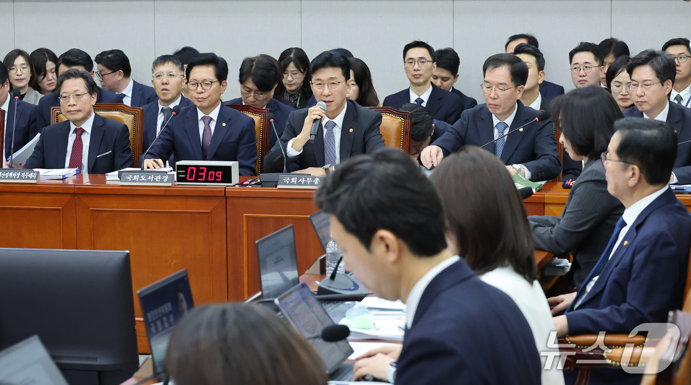 (서울=뉴스1) 신웅수 기자 = 고용진 국회 사무총장이 30일 서울 여의도 국회에서 열린 국회운영위원회의 국회사무처 등에 대한 국정감사에서 의원 질의에 답변하고 있다. 2026.1 …