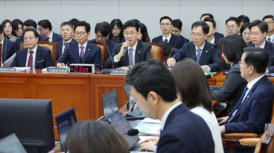 운영위 국감, 5·18토론회 허가 두고 격돌…김태규 출석에 또 소란(종합)