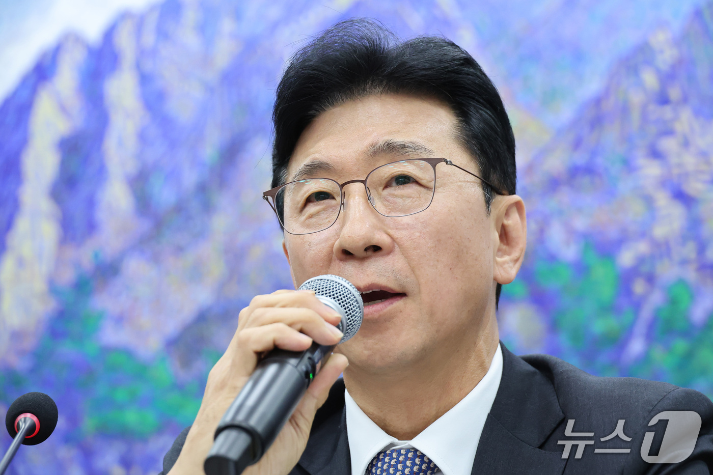 (서울=뉴스1) 신웅수 기자 = 고용진 국회 사무총장이 30일 서울 여의도 국회에서 열린 국회운영위원회의 국회사무처 등에 대한 국정감사에서 의원 질의에 답변하고 있다. 2026.1 …