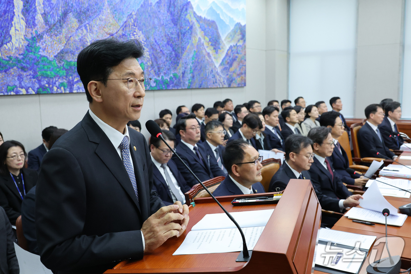 (서울=뉴스1) 신웅수 기자 = 고용진 국회 사무총장이 30일 서울 여의도 국회에서 열린 국회운영위원회의 국회사무처 등에 대한 국정감사에서 업무보고를 하고 있다. 2026.10.3 …