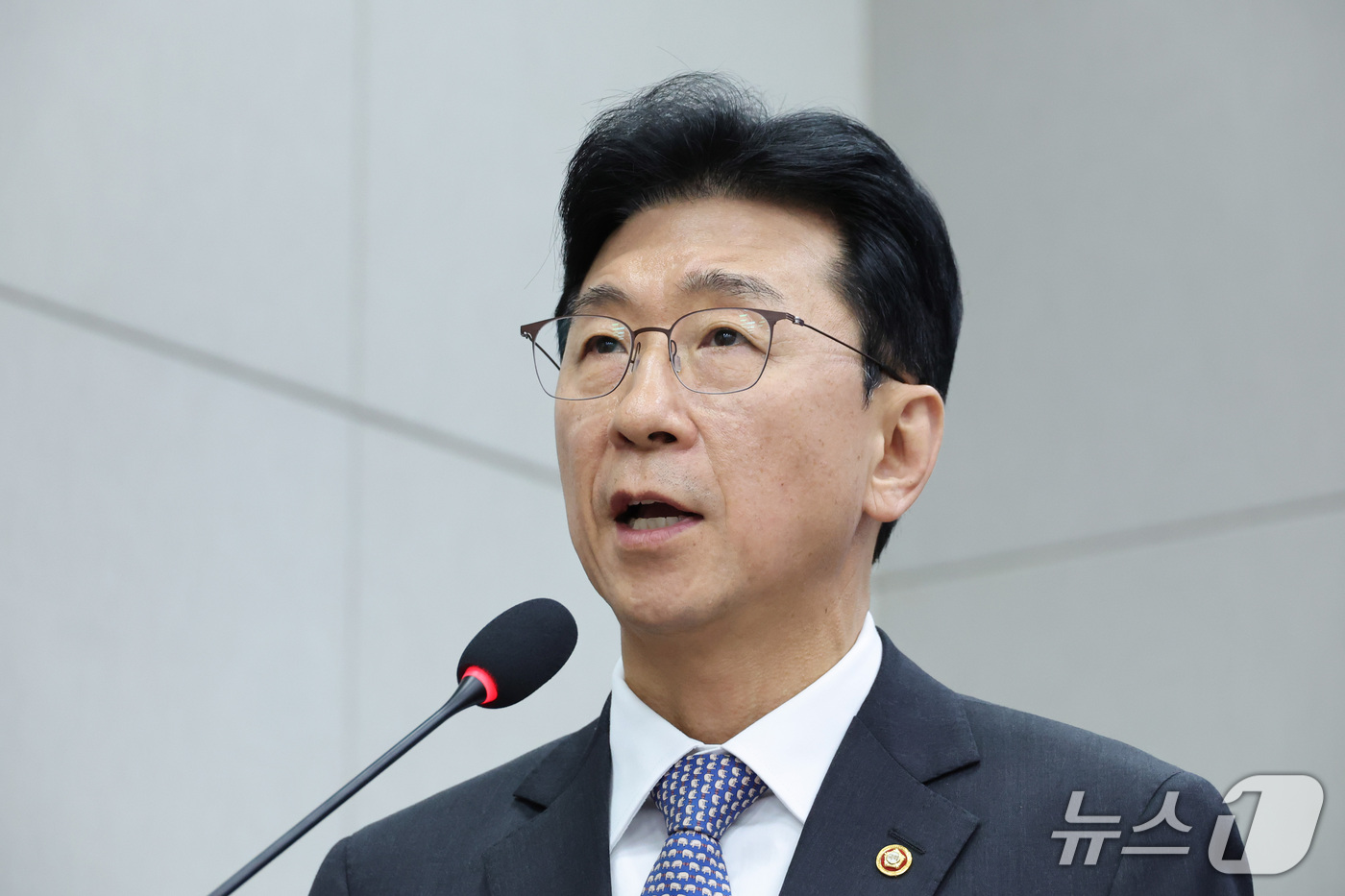 (서울=뉴스1) 신웅수 기자 = 고용진 국회 사무총장이 30일 서울 여의도 국회에서 열린 국회운영위원회의 국회사무처 등에 대한 국정감사에서 업무보고를 하고 있다. 2026.10.3 …