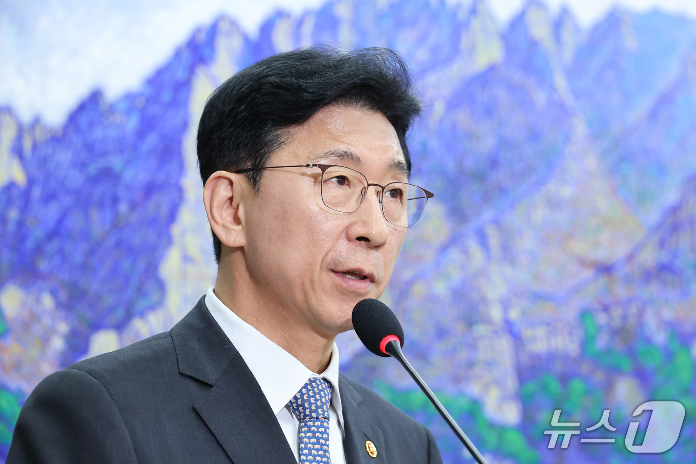 (서울=뉴스1) 신웅수 기자 = 고용진 국회 사무총장이 30일 서울 여의도 국회에서 열린 국회운영위원회의 국회사무처 등에 대한 국정감사에서 업무보고를 하고 있다. 2026.10.3 …