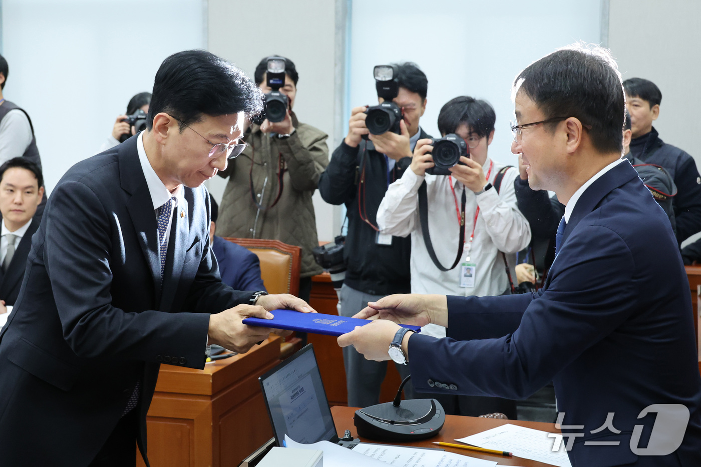 (서울=뉴스1) 신웅수 기자 = 고용진 국회 사무총장이 30일 서울 여의도 국회에서 열린 국회운영위원회의 국회사무처 등에 대한 국정감사에서 증인 선서문을 한병도 위원장에게 제출하고 …