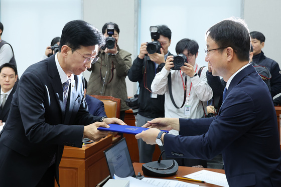 [국감] 선서문 제출하는 고용진 사무총장