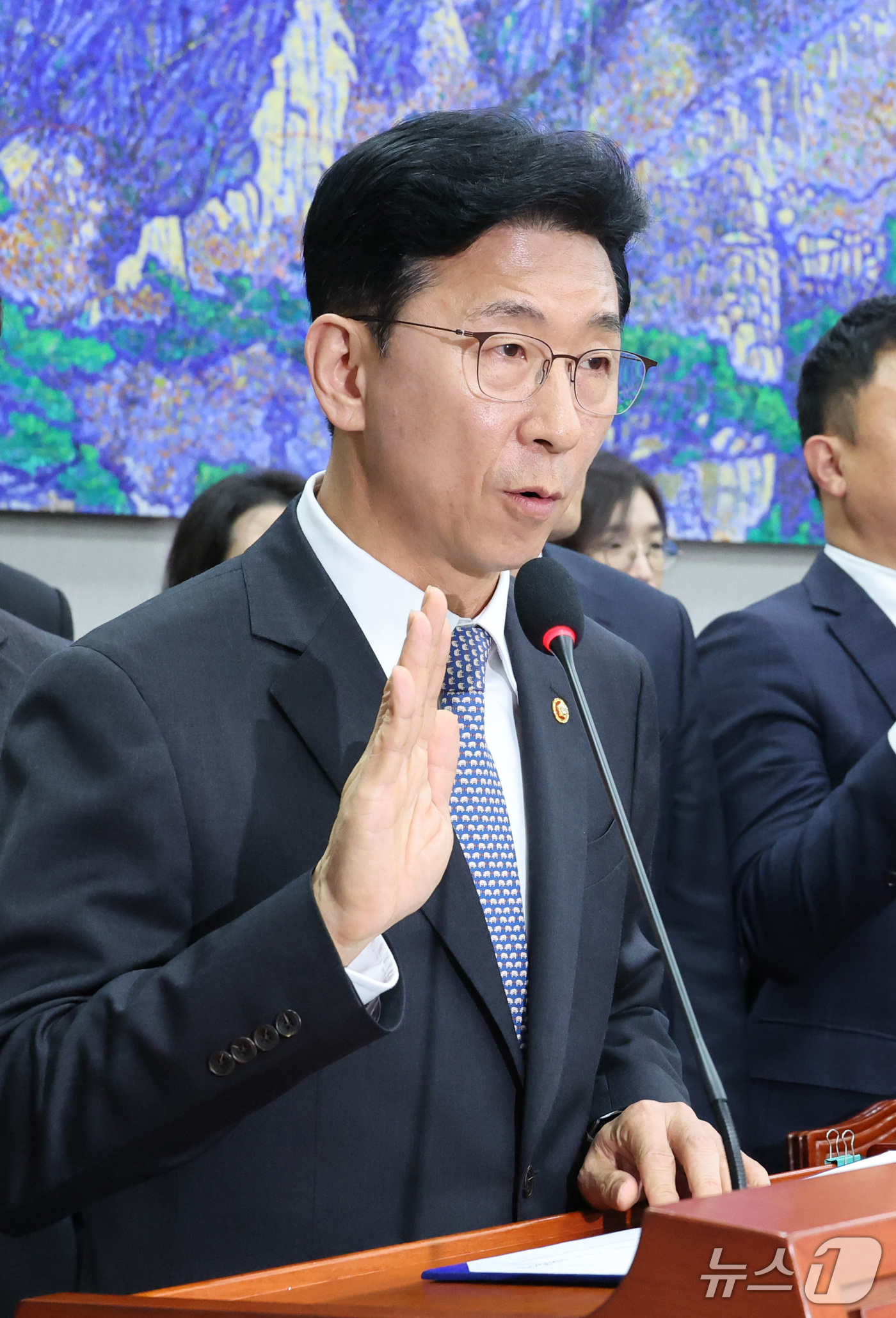 (서울=뉴스1) 신웅수 기자 = 고용진 국회 사무총장이 30일 서울 여의도 국회에서 열린 국회운영위원회의 국회사무처 등에 대한 국정감사에서 선서하고 있다. 2026.10.30/뉴스 …