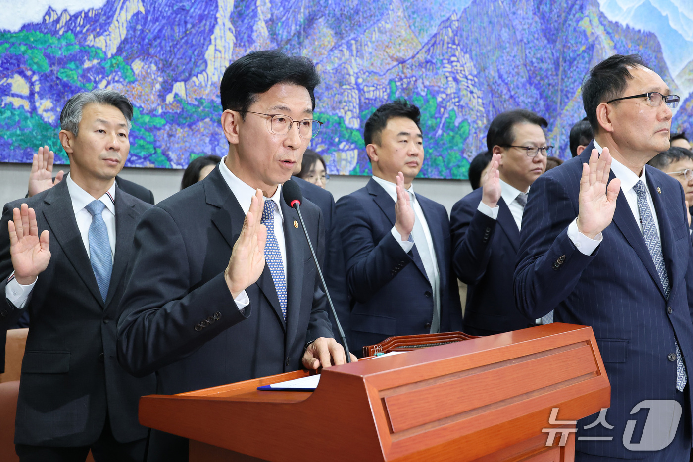 (서울=뉴스1) 신웅수 기자 = 고용진 국회 사무총장이 30일 서울 여의도 국회에서 열린 국회운영위원회의 국회사무처 등에 대한 국정감사에서 선서하고 있다. 2026.10.30/뉴스 …