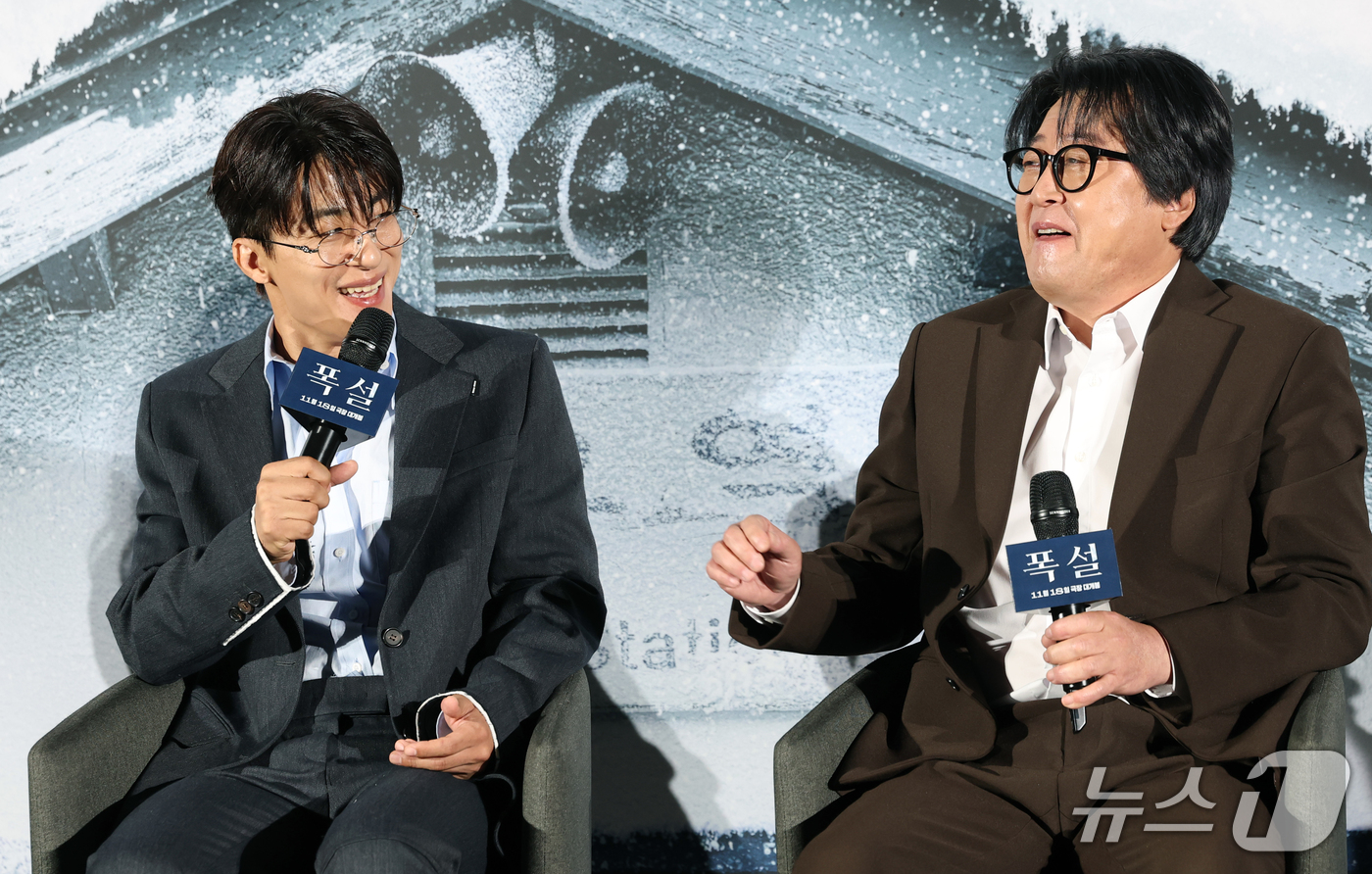 (서울=뉴스1) 권현진 기자 = 배우 구교환(왼쪽)이 30일 서울 용산구 CGV 용산아이파크몰에서 열린 영화 '폭설' 제작보고회에서 김윤석과의 호흡에 대해 이야기 하고 있다.‘폭설 …