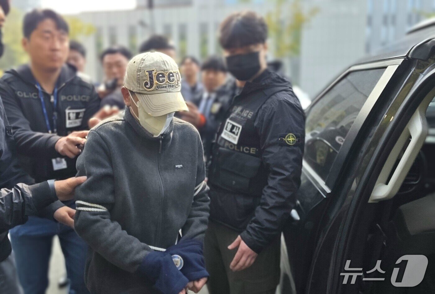 본문 이미지 - 30일 대전지법 천안지원에서 살인 혐의로 구속 전 피의자 심문에 출석한 A 씨가 심사를 포기하고 경찰 호송차에 탑승하고 있다. 2026.10.30 ⓒ 뉴스1 이시우 기자