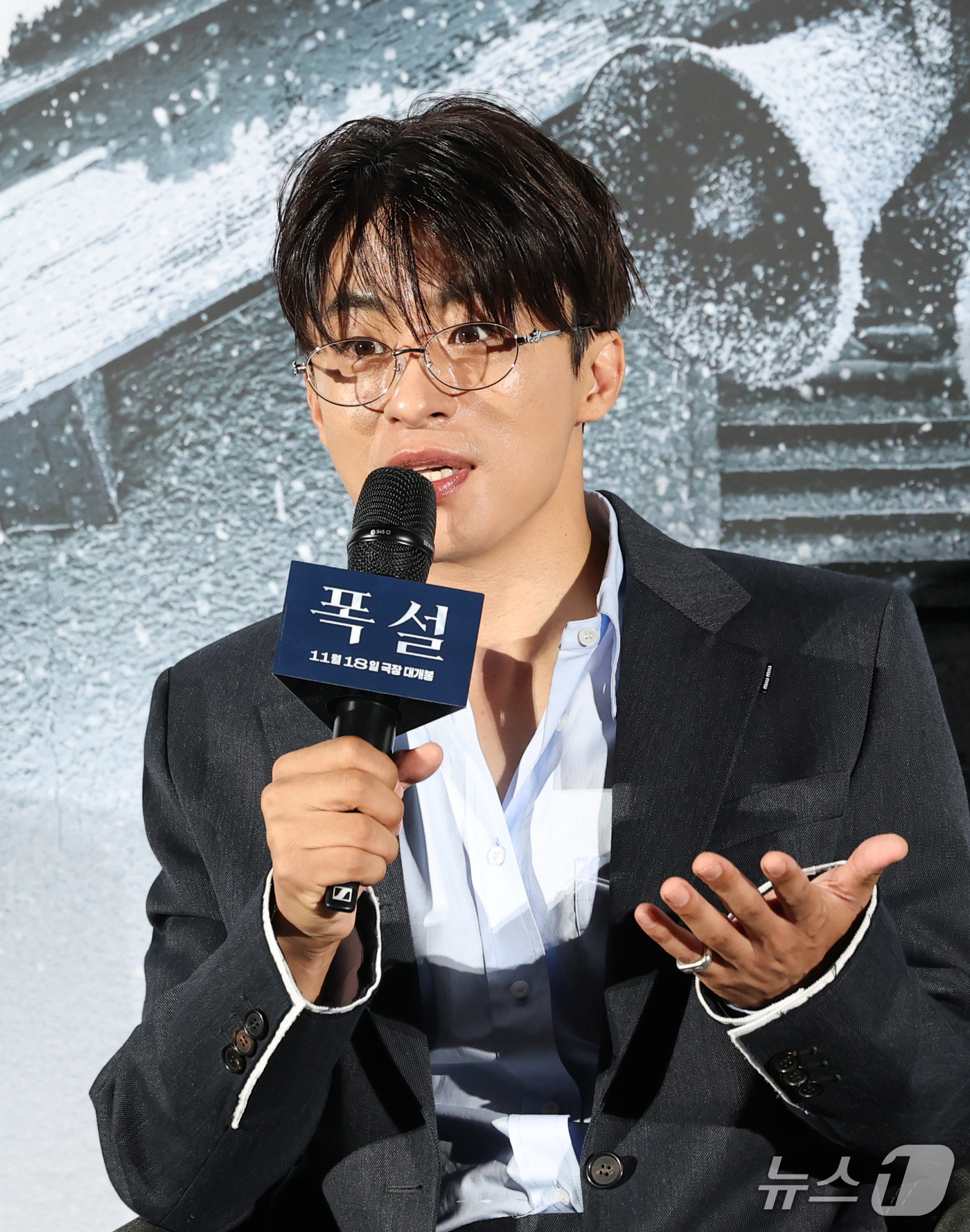 (서울=뉴스1) 권현진 기자 = 배우 구교환이 30일 서울 용산구 CGV 용산아이파크몰에서 열린 영화 '폭설'(감독 홍의정) 제작보고회에서 인사말을 하고 있다.‘폭설’은 폭설로 고 …
