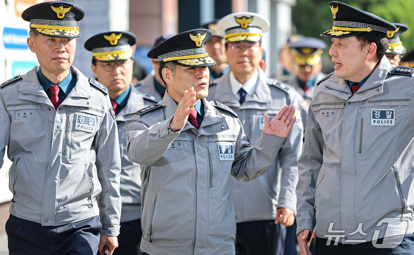 (서울=뉴스1) 김도우 기자 = 김종철 경찰청장 직무대행이 30일 핼러윈 대비 서울 용산구 이태원을 찾아 현장점검을 하고 있다. 2026.10.30/뉴스1