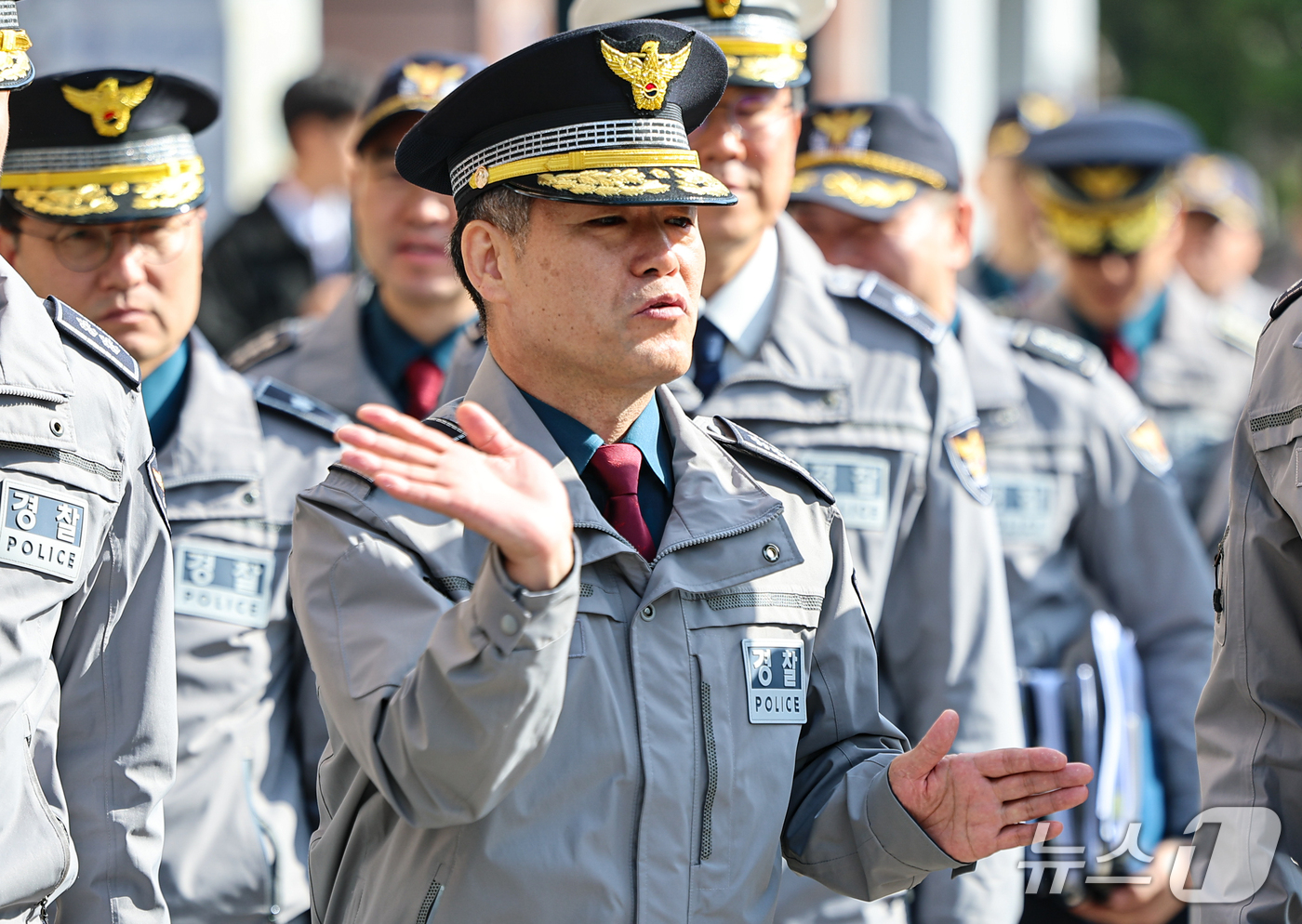 (서울=뉴스1) 김도우 기자 = 김종철 경찰청장 직무대행이 30일 핼러윈 대비 서울 용산구 이태원을 찾아 현장점검을 하고 있다. 2026.10.30/뉴스1
