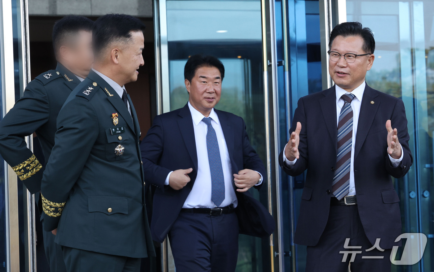 (서울=뉴스1) 국회사진기자단 = 이양수 국회 정보위원장이 30일 경기 과천시 국방방첩본부에서 열린 국회 정보위원회의 국방방첩본부에 대한 국정감사에 앞서 편무삼 국방방첩본부장과 대 …